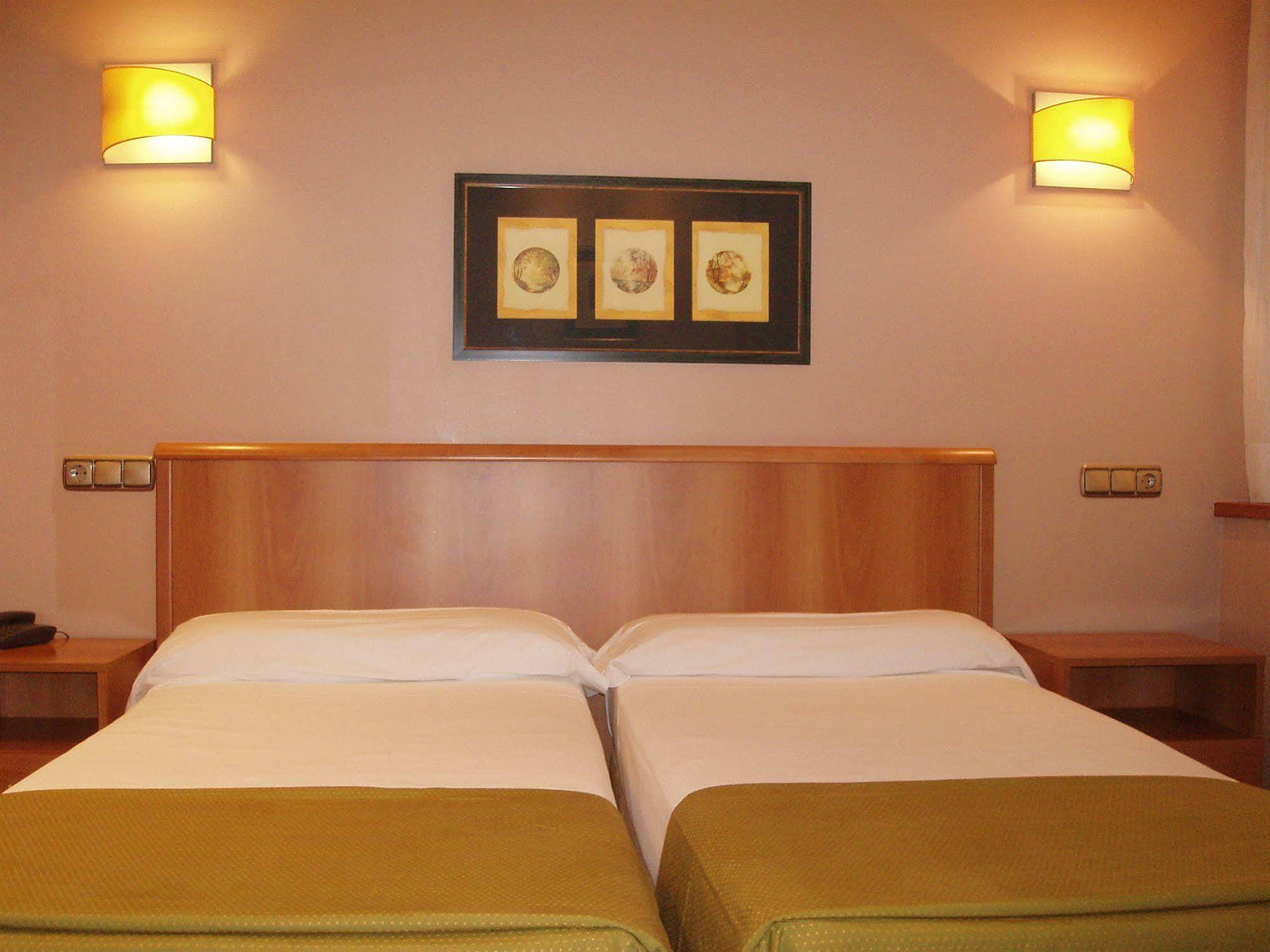 אוביידו Hotel Carreno מראה חיצוני תמונה